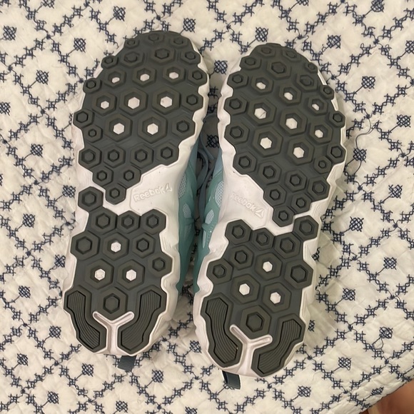 Excellent condition light blue Reebok tennis shoes. Size 8.5 - Picture 6 of 7